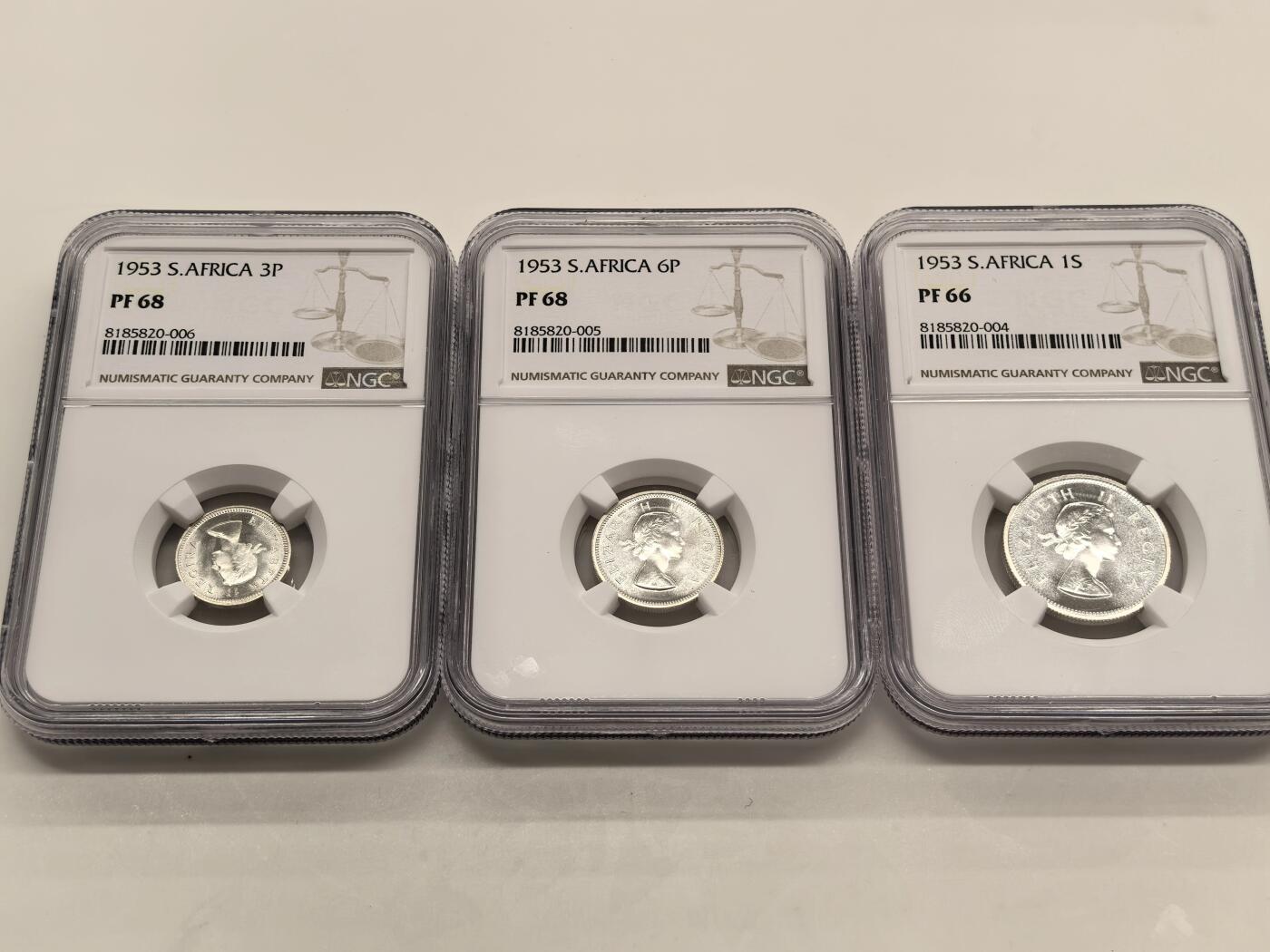 博洋堂世界钱币拍卖第154期（全场包邮） NGC PF65-68 英属南非1953年女王登基纪念套币 伊丽莎白二世 5先令~1/4便士 6银3铜 币面青年女王肖像（时年 25 岁）与本土版一脉相承 整套品相难得高分 原配绒布盒完整留存 一套集齐 无需再配 套币玩家不容错过