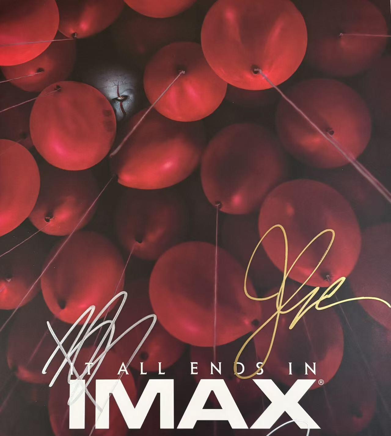 零元拍：导演安德斯·穆斯切蒂和男主角小丑潘尼怀斯扮演者比尔·斯卡斯加德，比尔的扮演者詹姆斯·麦卡沃伊，3人亲笔签名北美版IMAX开催首周限定海报，尺寸：420X285MM，拍品不含装裱