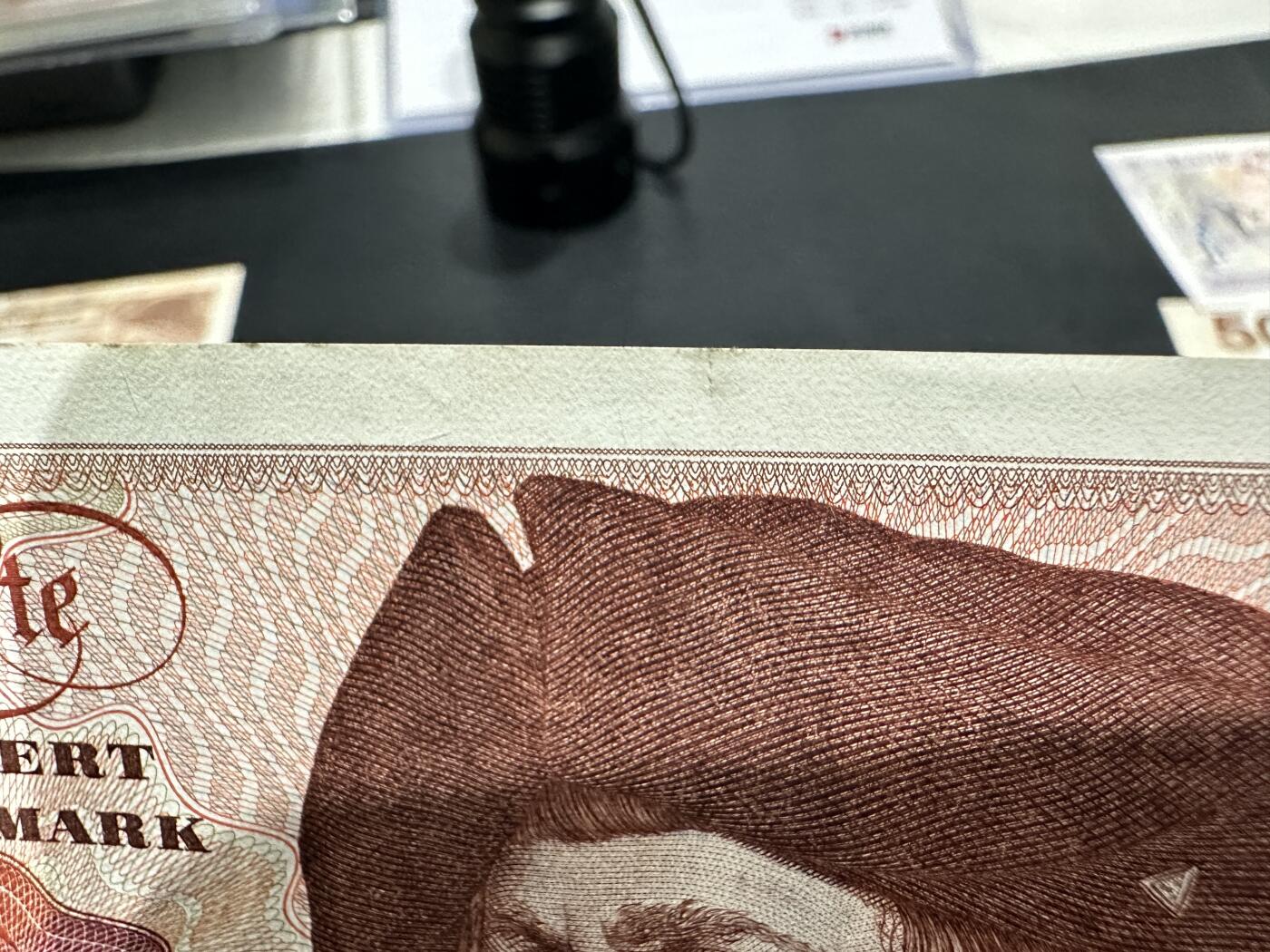 《外钞收藏家》第五百九十七期（年底收官场）（本平台长期征集拍品、欢迎藏友们联系合作） 1977年德国500马克 大副 精美品相如图 边上有小裂口已补