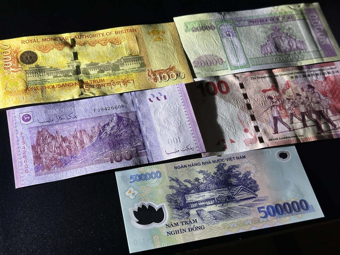 《外钞收藏家》第五百九十七期（年底收官场）（本平台长期征集拍品、欢迎藏友们联系合作） 不丹1000补号+马来西亚100林吉特+蒙古2万+港币100+越南50万 五张一起 全新UNC