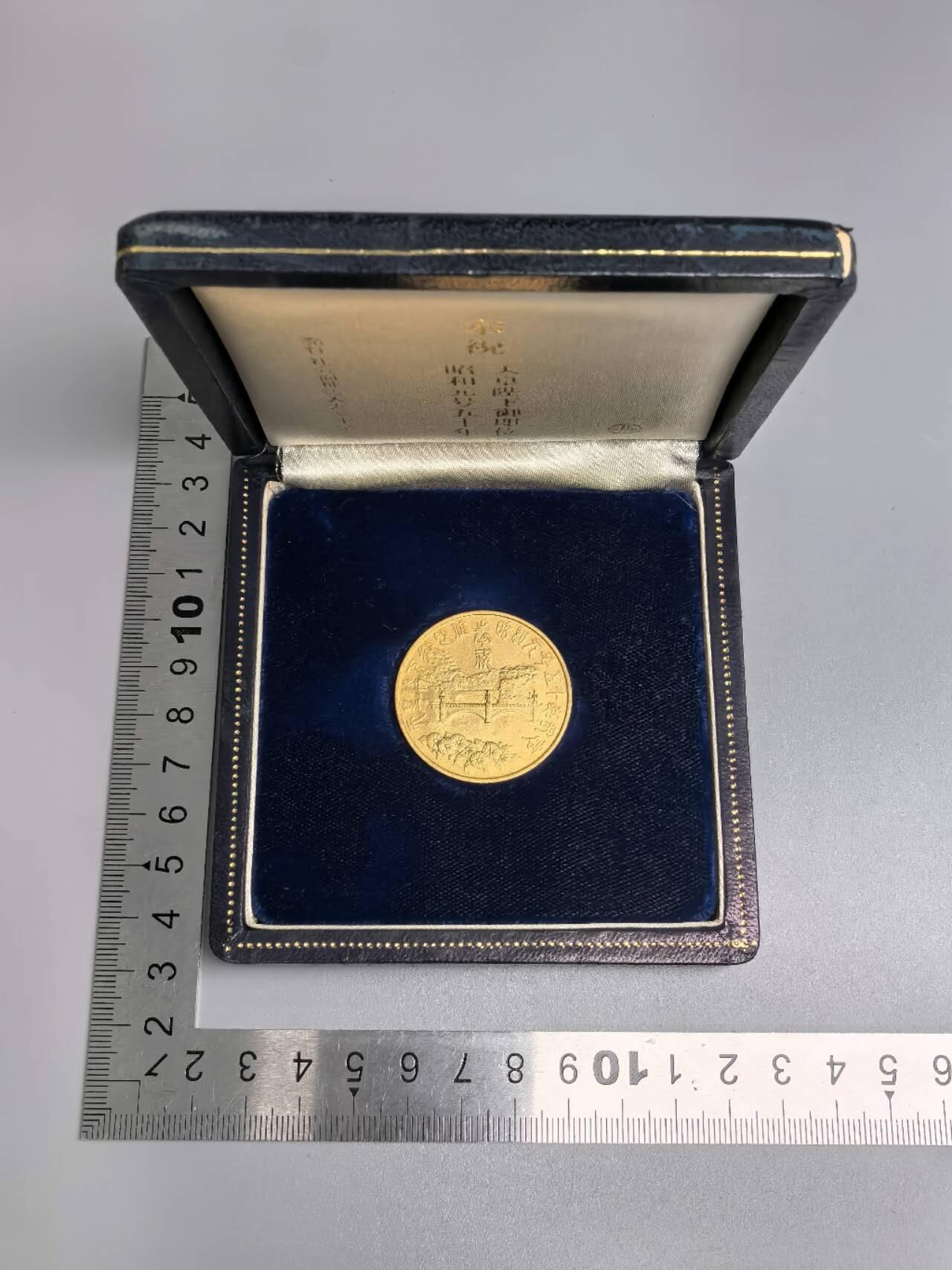 小驴勋章奖章收藏12月27日周六晚六点拍卖（珍爱和平，收藏战争，铭记历史，勿忘国耻，忠党爱国。有偿代拍，送拍规则在简介最后，参拍须阅读规则后再参拍，关系到运费包装发货时效真假辨别等关键信息，拍卖时不再发原图，看大图店主微信码在拍卖店铺介绍里） 即位纪念章带盒