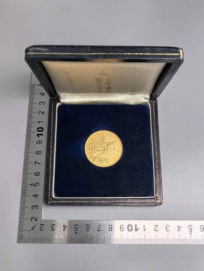 小驴勋章奖章收藏12月27日周六晚六点拍卖（珍爱和平，收藏战争，铭记历史，勿忘国耻，忠党爱国。有偿代拍，送拍规则在简介最后，参拍须阅读规则后再参拍，关系到运费包装发货时效真假辨别等关键信息，拍卖时不再发原图，看大图店主微信码在拍卖店铺介绍里） - 即位纪念章带盒