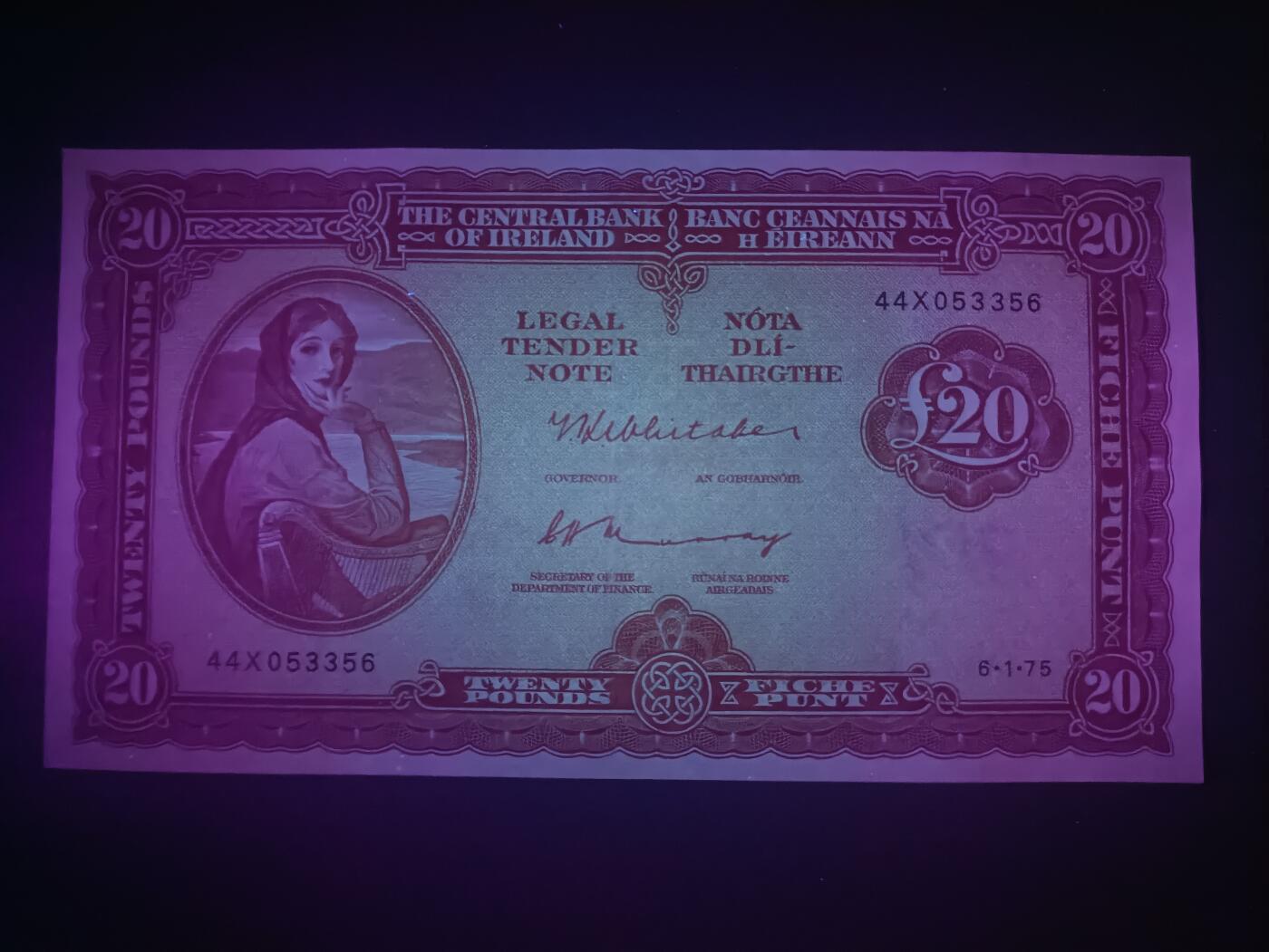 2025十二月第五期，总210期 爱尔兰1975年20镑AUNC，爱尔兰人格化象征“拉维利夫人”，稀有的中高面值