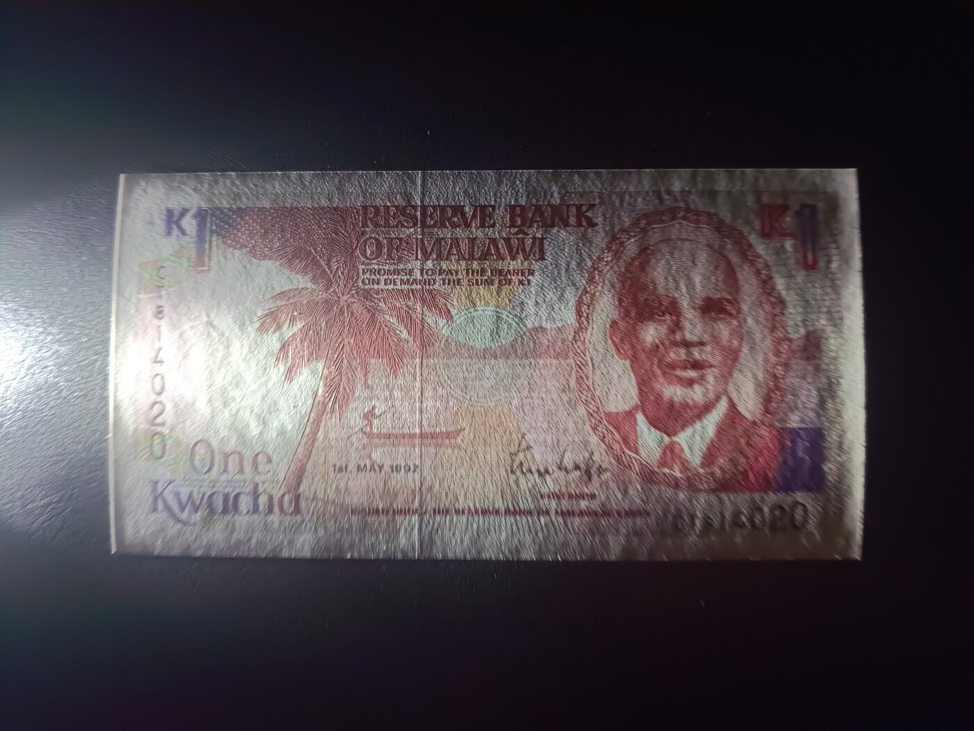 2025十二月第五期，总210期 马拉维1992年1克瓦查UNC，少见年份，首任总统班达和黑鬼摘烟草