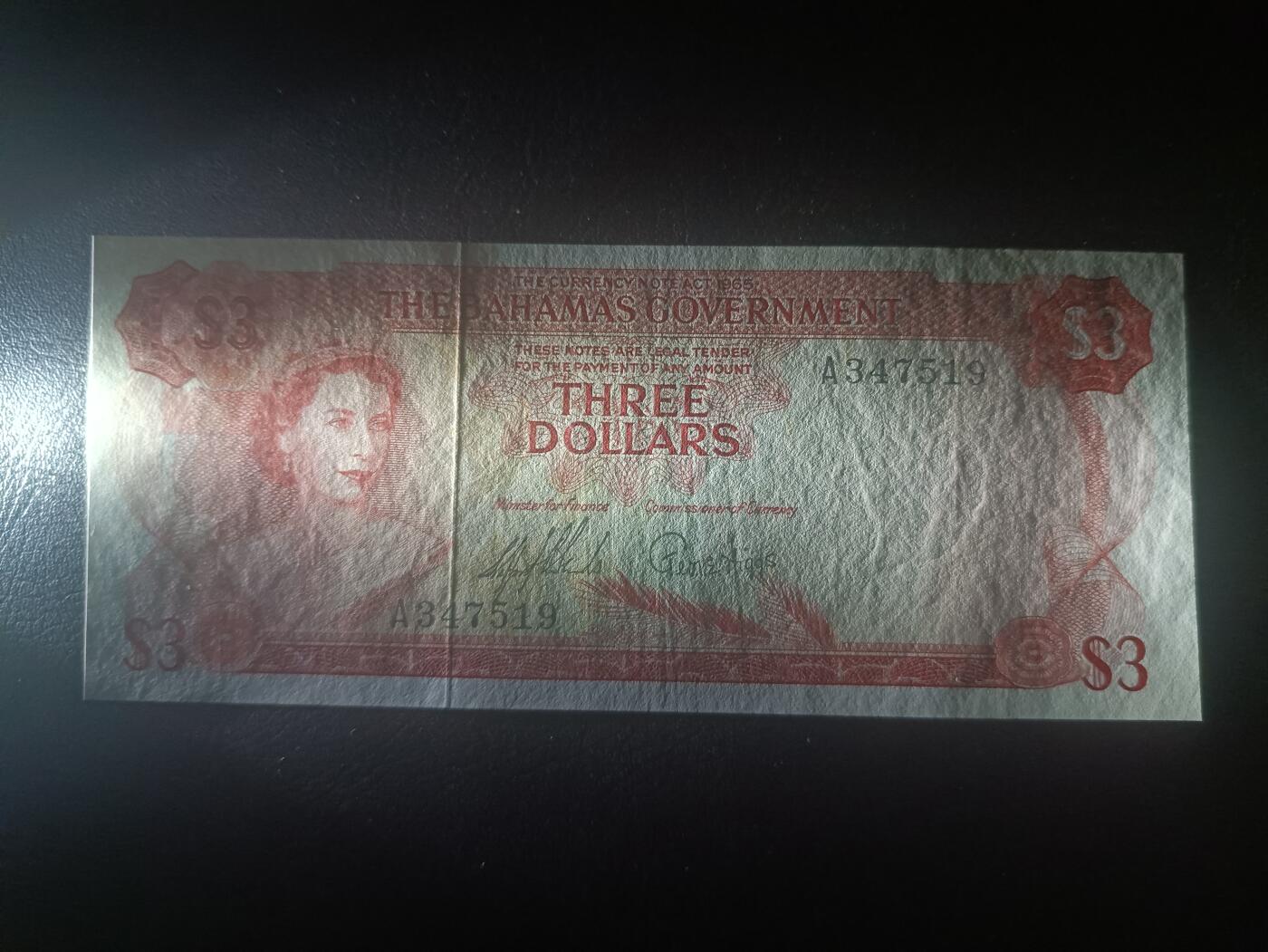 2025十二月第五期，总210期 巴哈马1965年3元AUNC首冠A，早期“巴哈马政府”版本，大冠女王和天堂海滩