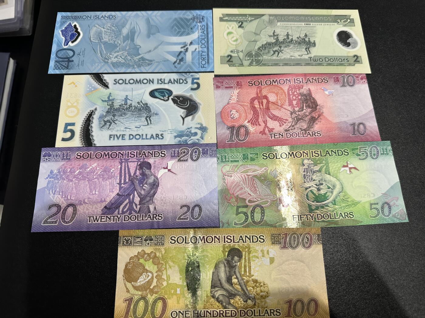 《外钞收藏家》第五百九十七期（年底收官场）（本平台长期征集拍品、欢迎藏友们联系合作） 索罗门群岛纪念钞2张+5-100面额5张（都是A/1冠）还有两张是百位号 7张一起 全新UNC