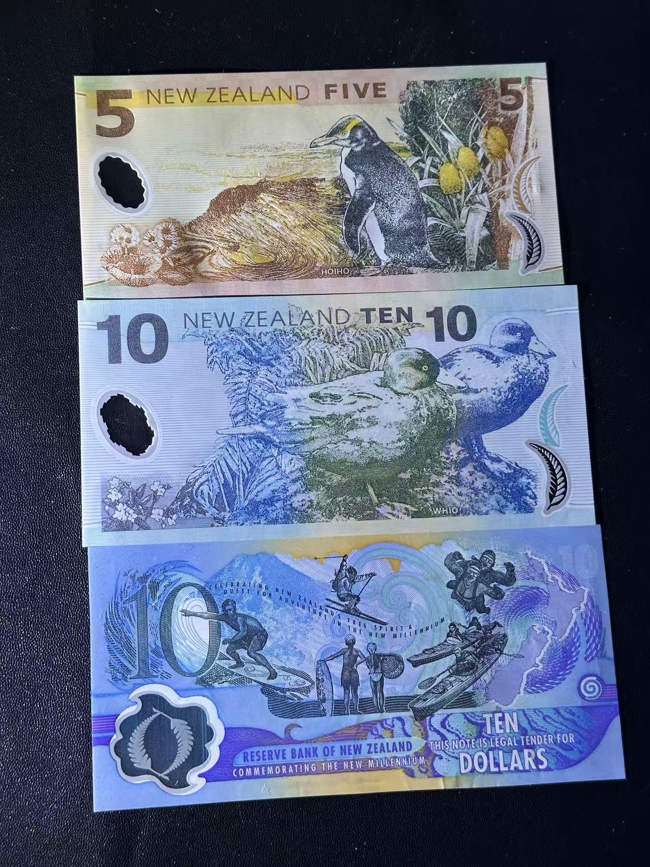 《外钞收藏家》第五百九十七期（年底收官场）（本平台长期征集拍品、欢迎藏友们联系合作） 06、07年新西兰5和10元+00年无47纪念钞10元 一起 全新UNC