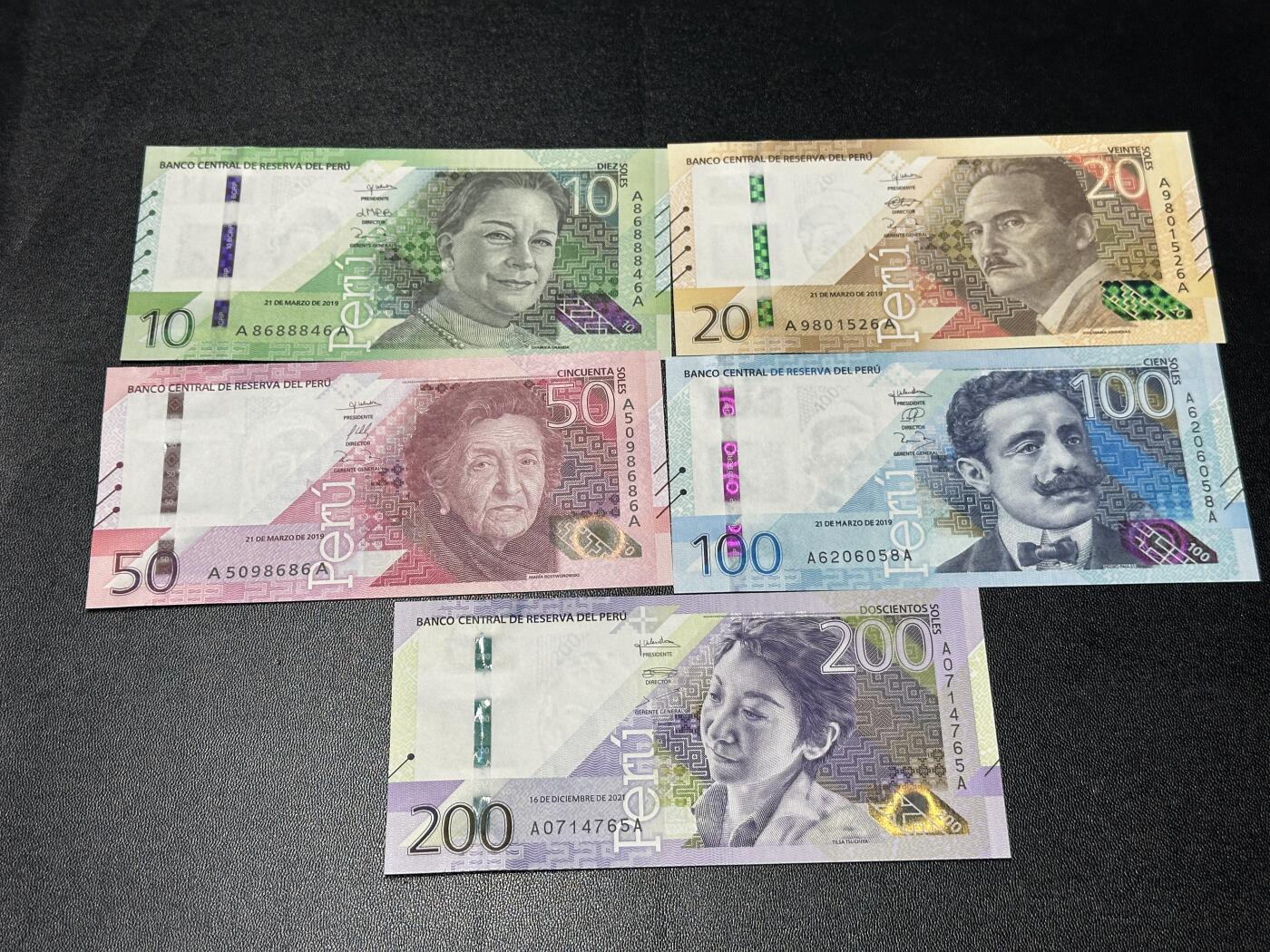 《外钞收藏家》第五百九十七期（年底收官场）（本平台长期征集拍品、欢迎藏友们联系合作） 秘鲁10-200面额 五张一起 全部是AA冠 靓号 全新UNC