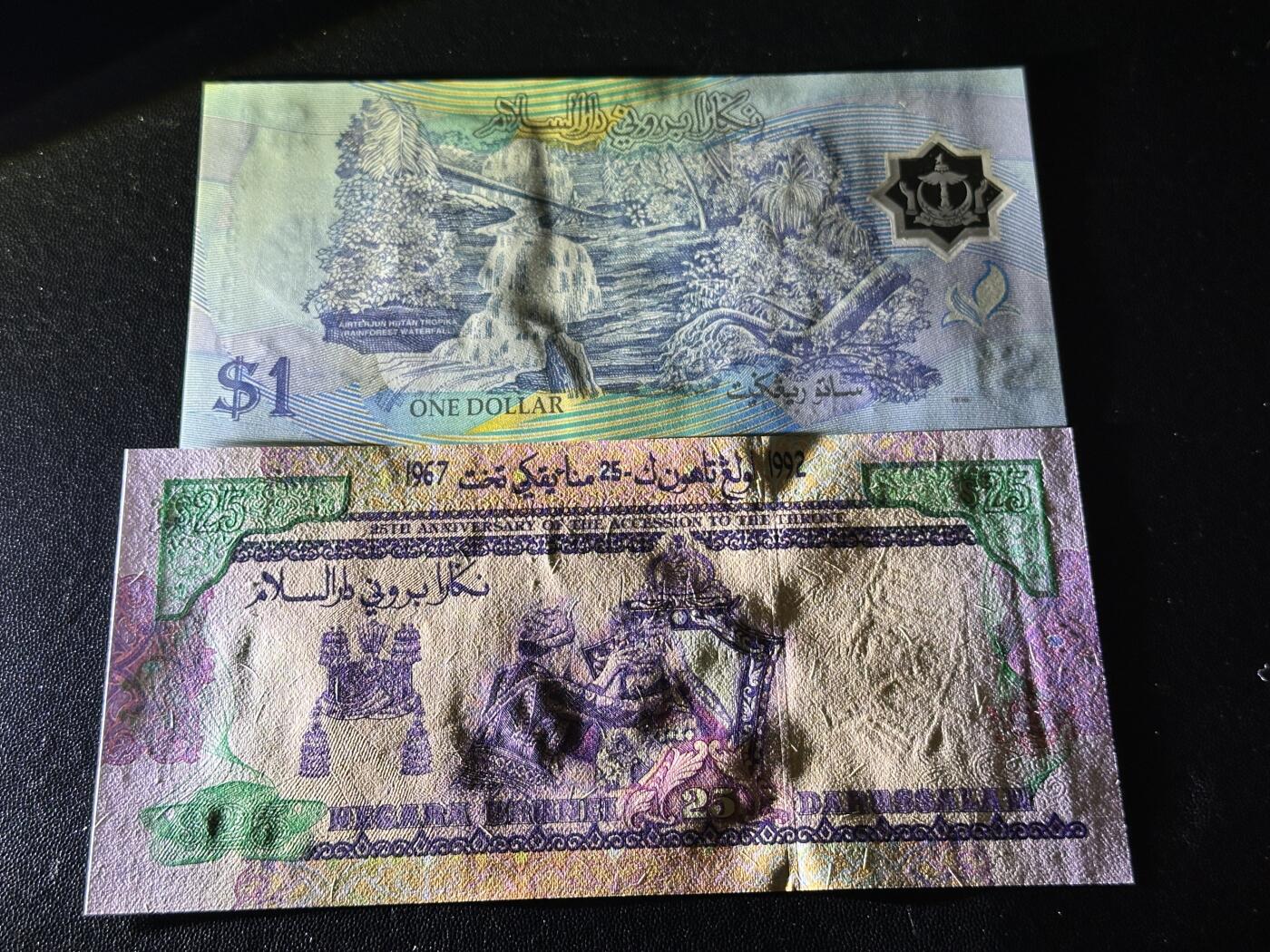 《外钞收藏家》第五百九十七期（年底收官场）（本平台长期征集拍品、欢迎藏友们联系合作） 文莱1和25（A/1冠）林吉特 2张一起 全新UNC