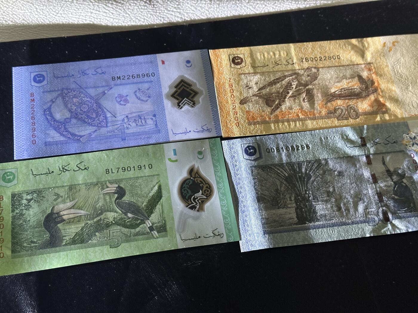 《外钞收藏家》第五百九十七期（年底收官场）（本平台长期征集拍品、欢迎藏友们联系合作） 马来西亚1-50林吉特 四张一起 张一起 全新UNC 号码不错