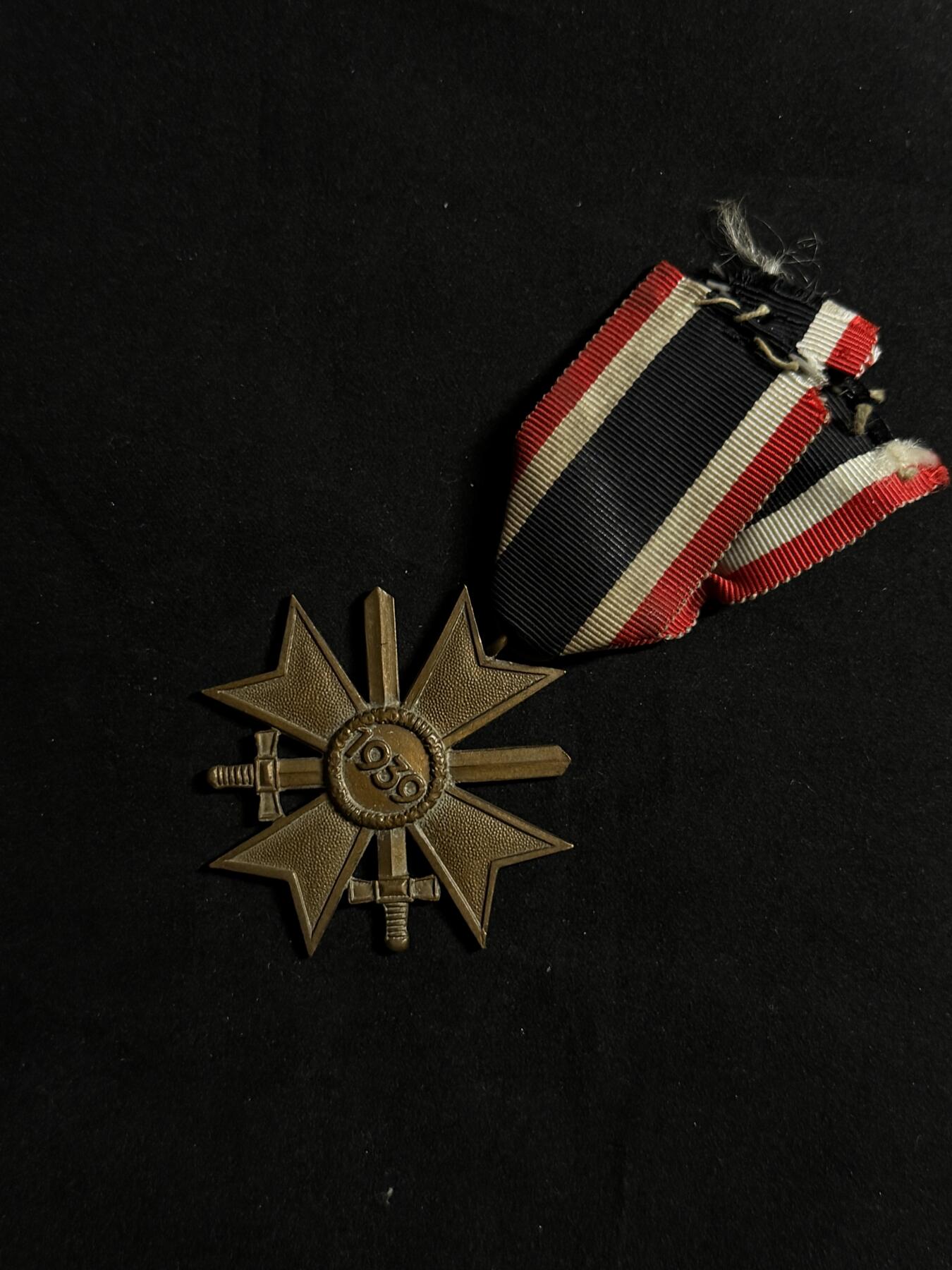 欢庆元旦！戎马世界章牌大赏第109期元旦大拍 铭记历史，珍爱和平！德国二战二级战功十字勋章，绶带有破损