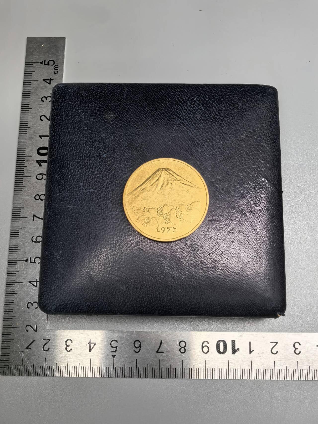 小驴勋章奖章收藏12月27日周六晚六点拍卖（珍爱和平，收藏战争，铭记历史，勿忘国耻，忠党爱国。有偿代拍，送拍规则在简介最后，参拍须阅读规则后再参拍，关系到运费包装发货时效真假辨别等关键信息，拍卖时不再发原图，看大图店主微信码在拍卖店铺介绍里） 即位纪念章带盒