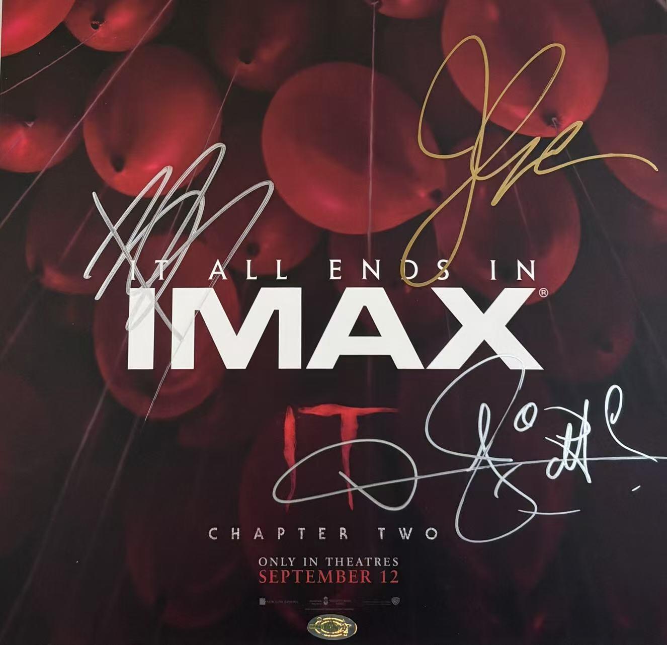 零元拍：导演安德斯·穆斯切蒂和男主角小丑潘尼怀斯扮演者比尔·斯卡斯加德，比尔的扮演者詹姆斯·麦卡沃伊，3人亲笔签名北美版IMAX开催首周限定海报，尺寸：420X285MM，拍品不含装裱