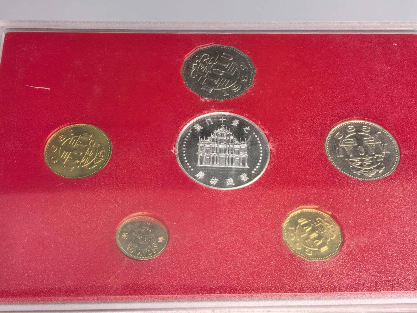 小驴勋章奖章收藏12月27日周六晚六点拍卖（珍爱和平，收藏战争，铭记历史，勿忘国耻，忠党爱国。有偿代拍，送拍规则在简介最后，参拍须阅读规则后再参拍，关系到运费包装发货时效真假辨别等关键信息，拍卖时不再发原图，看大图店主微信码在拍卖店铺介绍里） 澳门回归纪念币带盒