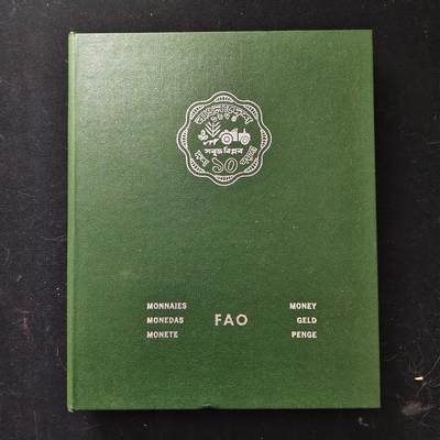【全场包邮】纯粹捡漏拍489场（免费代拍第26场） - 【收藏用品】世界各国FAO纪念币绿色空册一本