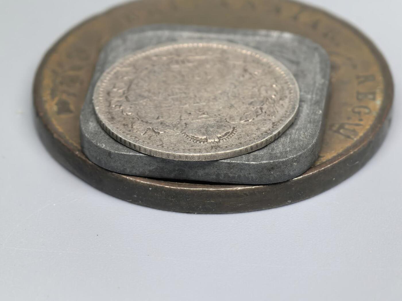 小驴勋章奖章收藏12月27日周六晚六点拍卖（珍爱和平，收藏战争，铭记历史，勿忘国耻，忠党爱国。有偿代拍，送拍规则在简介最后，参拍须阅读规则后再参拍，关系到运费包装发货时效真假辨别等关键信息，拍卖时不再发原图，看大图店主微信码在拍卖店铺介绍里） 英国1853年半便士铜币，加拿大1916年5分小银币，荷兰41年5分锌币一组