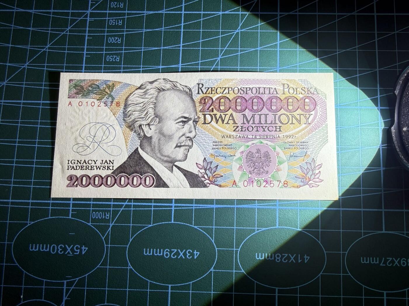 【炜奕收藏】，第五十四期，本场佣金已改，请大家注意 1992年波兰200万兹罗提，UNC品相，A冠号码无4尾8