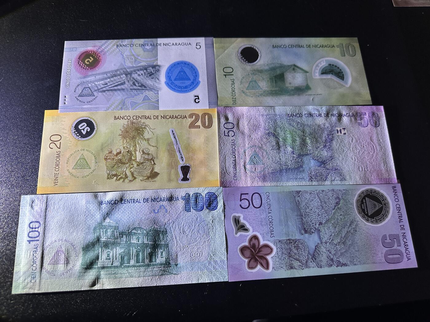 《外钞收藏家》第五百九十七期（年底收官场）（本平台长期征集拍品、欢迎藏友们联系合作） 尼加拉瓜5-100面额 六张一起 50面额有两个版本 有两张是纪念钞 全新UNC A冠/A1冠 100面额有点剪裁瑕疵