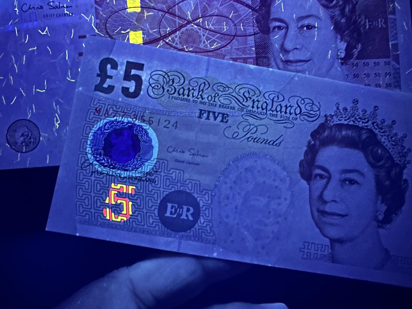 《外钞收藏家》第五百九十七期（年底收官场）（本平台长期征集拍品、欢迎藏友们联系合作） 英国E序列5镑全新轻微潮点+F序列50镑 全新