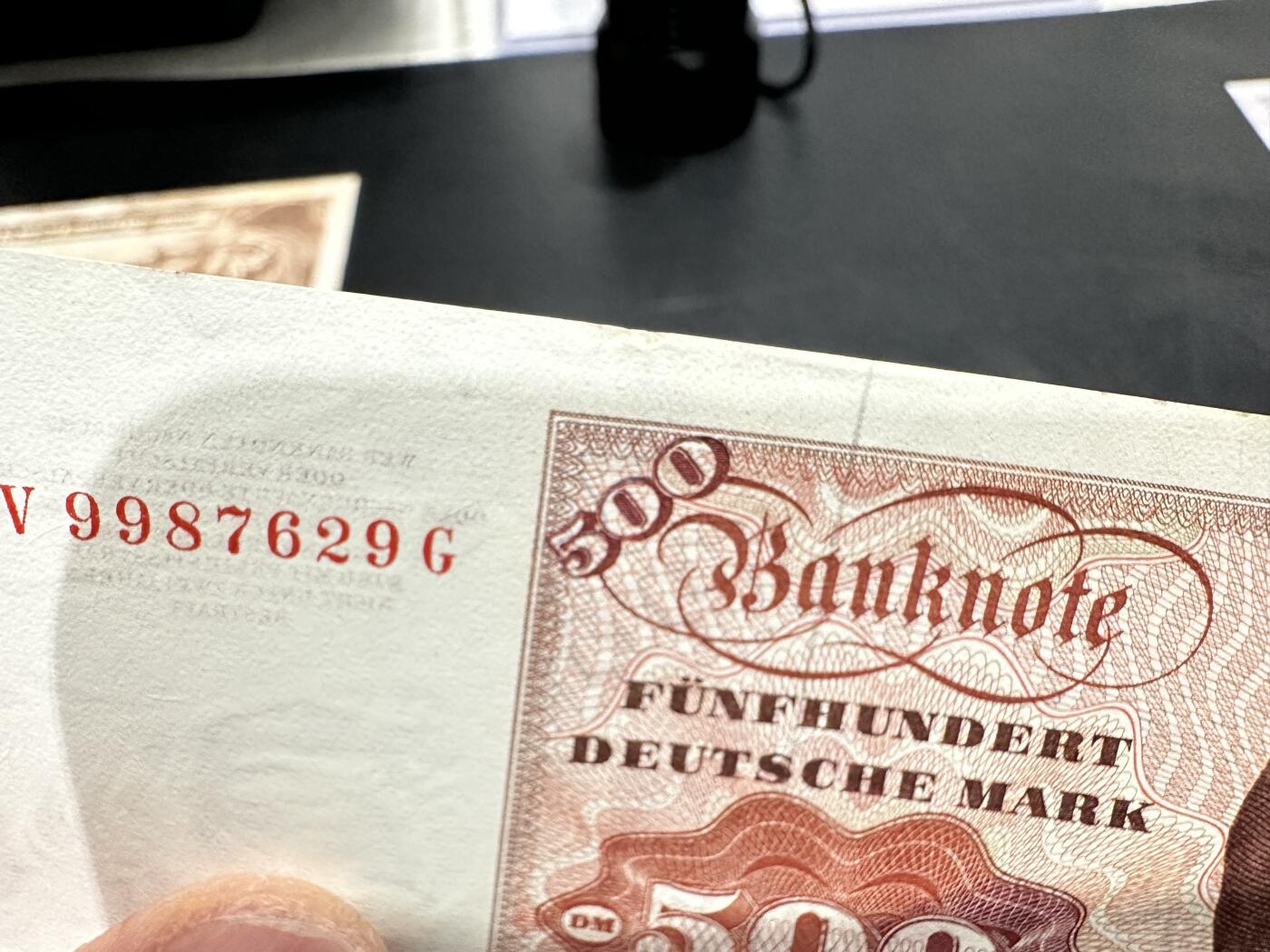 《外钞收藏家》第五百九十七期（年底收官场）（本平台长期征集拍品、欢迎藏友们联系合作） 1977年德国500马克 大副 精美品相如图 边上有小裂口已补