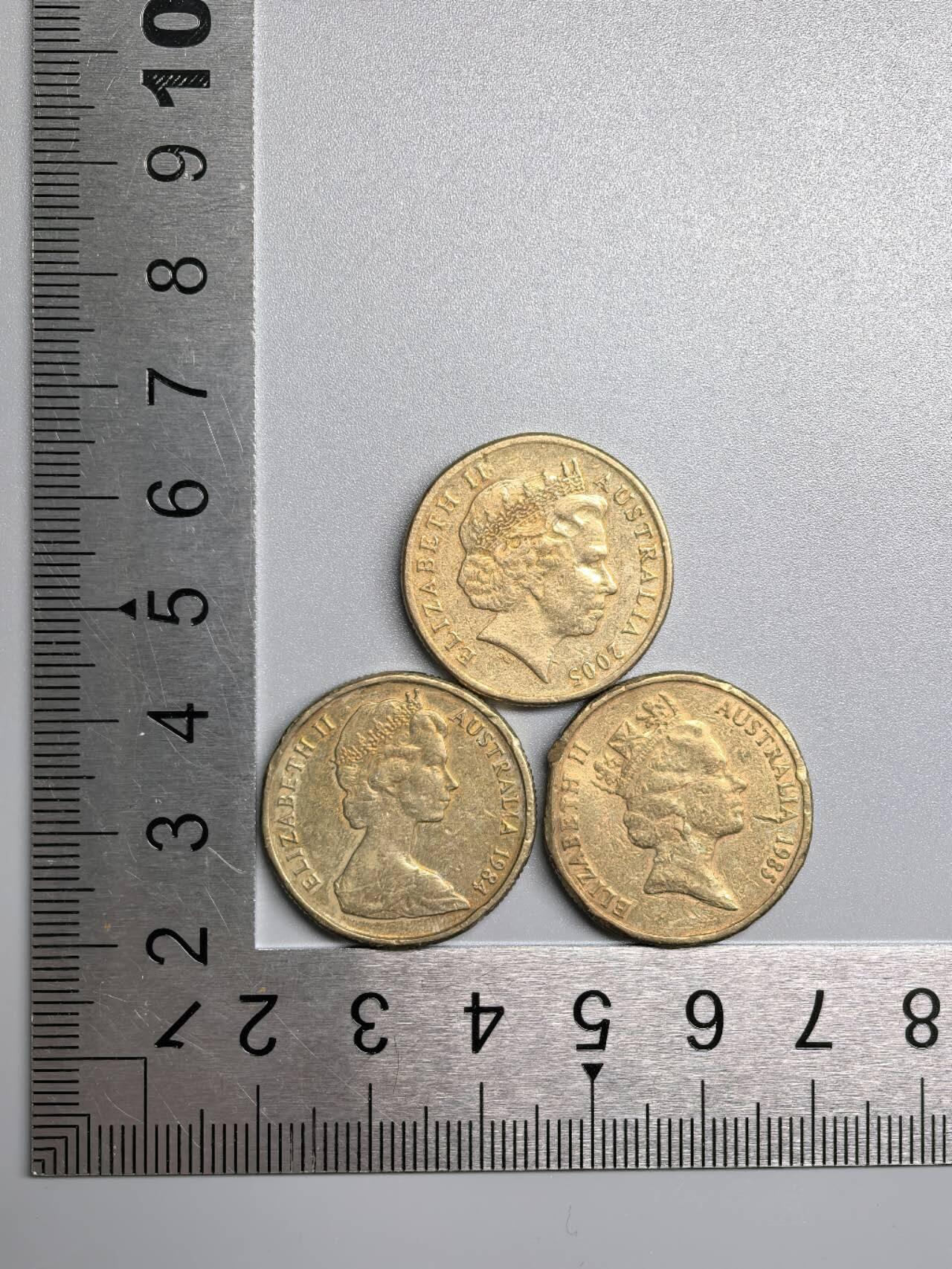 小驴勋章奖章收藏12月27日周六晚六点拍卖（珍爱和平，收藏战争，铭记历史，勿忘国耻，忠党爱国。有偿代拍，送拍规则在简介最后，参拍须阅读规则后再参拍，关系到运费包装发货时效真假辨别等关键信息，拍卖时不再发原图，看大图店主微信码在拍卖店铺介绍里） 澳大利亚84、85、05年三种头像澳元硬币一组