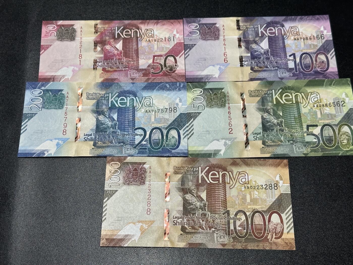 《外钞收藏家》第五百九十七期（年底收官场）（本平台长期征集拍品、欢迎藏友们联系合作） 肯尼亚50-1000面额 五张一起 全新UNC 全部是AA冠 靓号