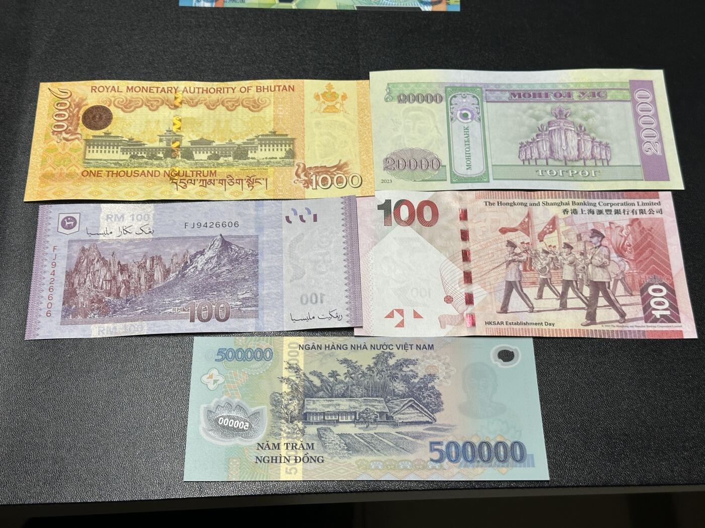 《外钞收藏家》第五百九十七期（年底收官场）（本平台长期征集拍品、欢迎藏友们联系合作） 不丹1000补号+马来西亚100林吉特+蒙古2万+港币100+越南50万 五张一起 全新UNC