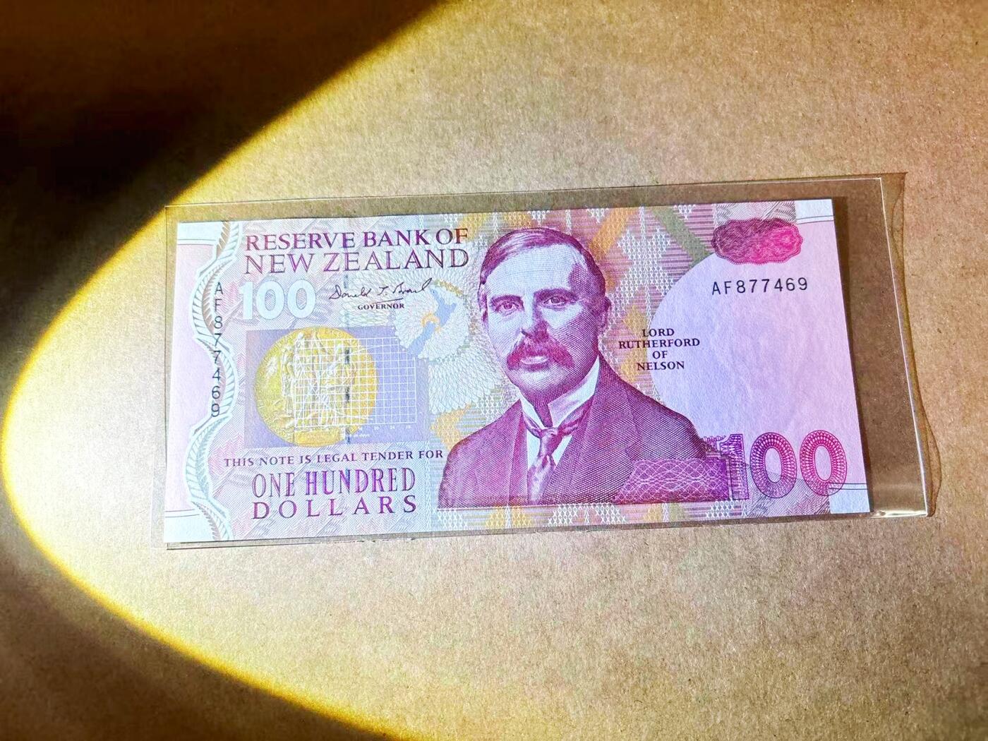 【Blue Auction】世界纸币精拍第768期——18级TOP拍卖/信誉/品质/专业/高效💫 新西兰 纸质版 100元 UNC- 荧光强烈