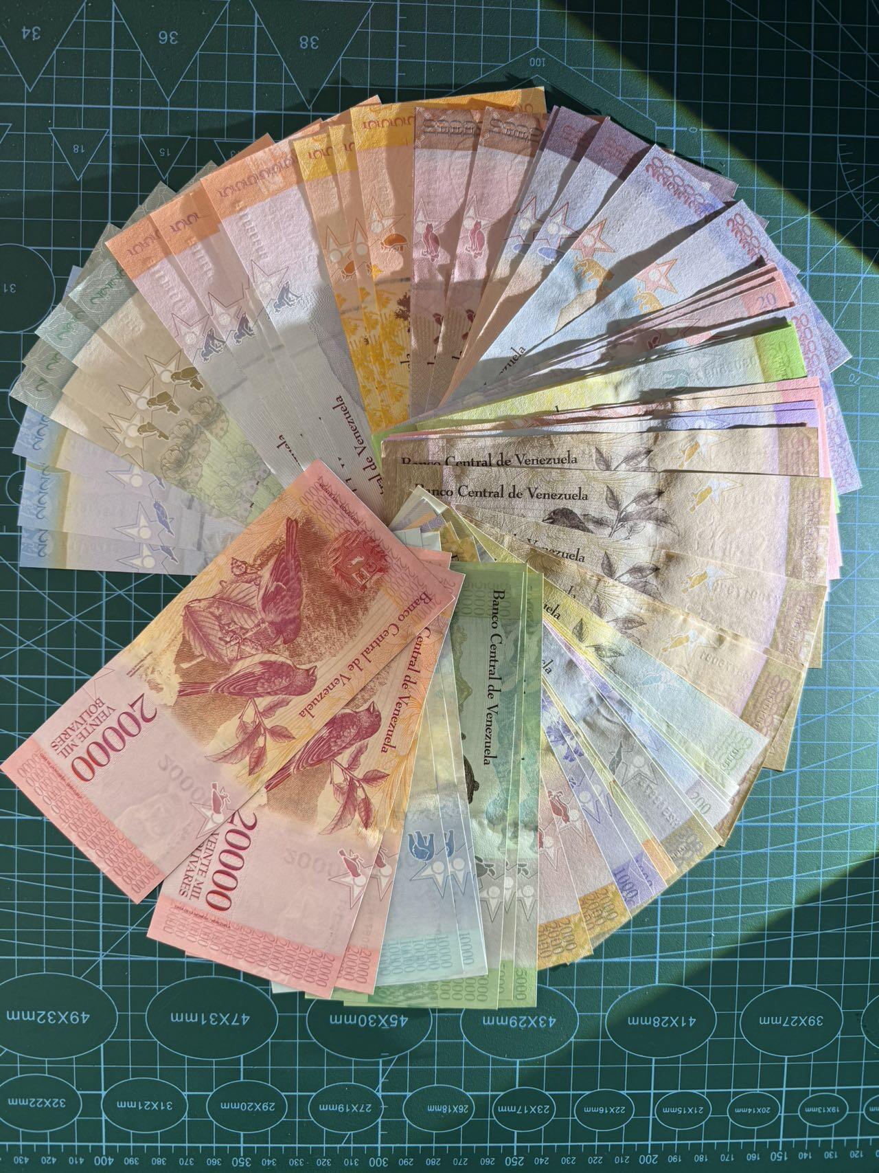 【炜奕收藏】，第五十四期，本场佣金已改，请大家注意 委内瑞拉2-20000彩虹钞共61张，基本全新UNC品相，不排除部分存在压痕轻微角折现象