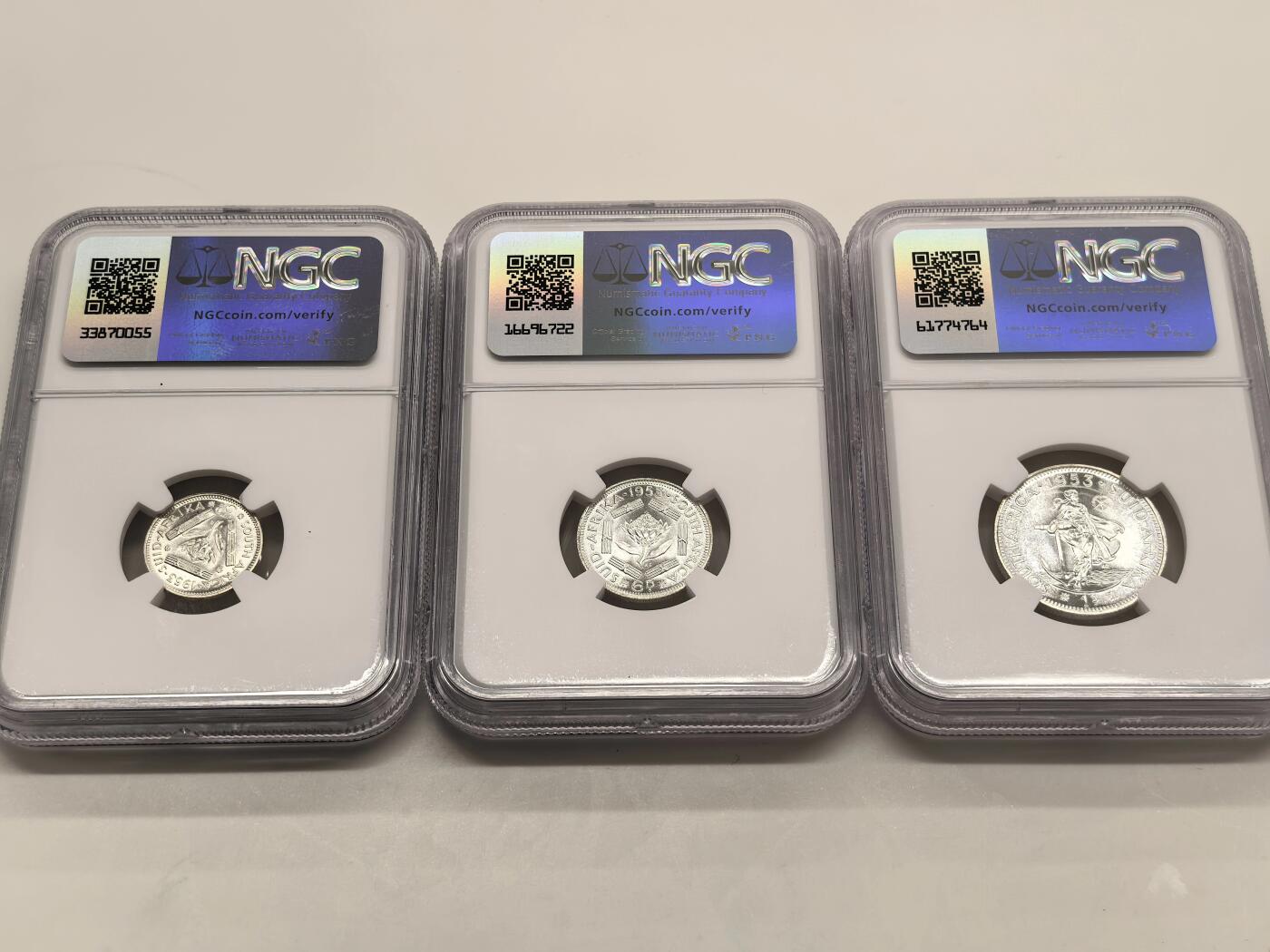 博洋堂世界钱币拍卖第154期（全场包邮） NGC PF65-68 英属南非1953年女王登基纪念套币 伊丽莎白二世 5先令~1/4便士 6银3铜 币面青年女王肖像（时年 25 岁）与本土版一脉相承 整套品相难得高分 原配绒布盒完整留存 一套集齐 无需再配 套币玩家不容错过