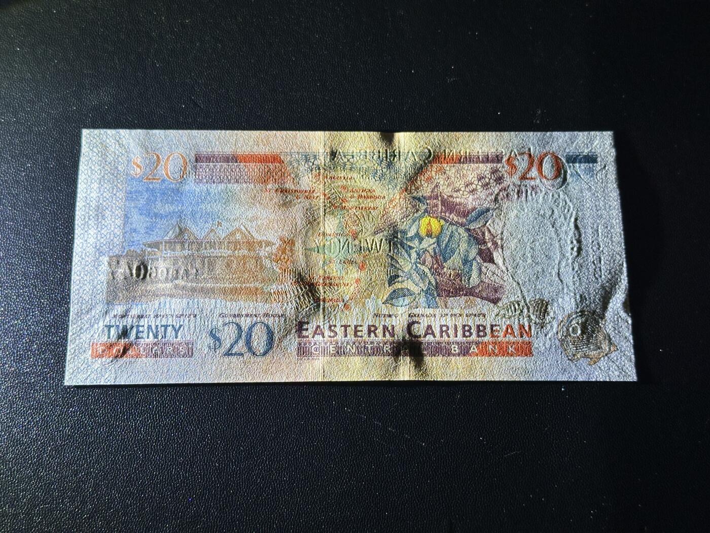 《外钞收藏家》第五百九十七期（年底收官场）（本平台长期征集拍品、欢迎藏友们联系合作） 东加勒比女王钞20元 全新UNC