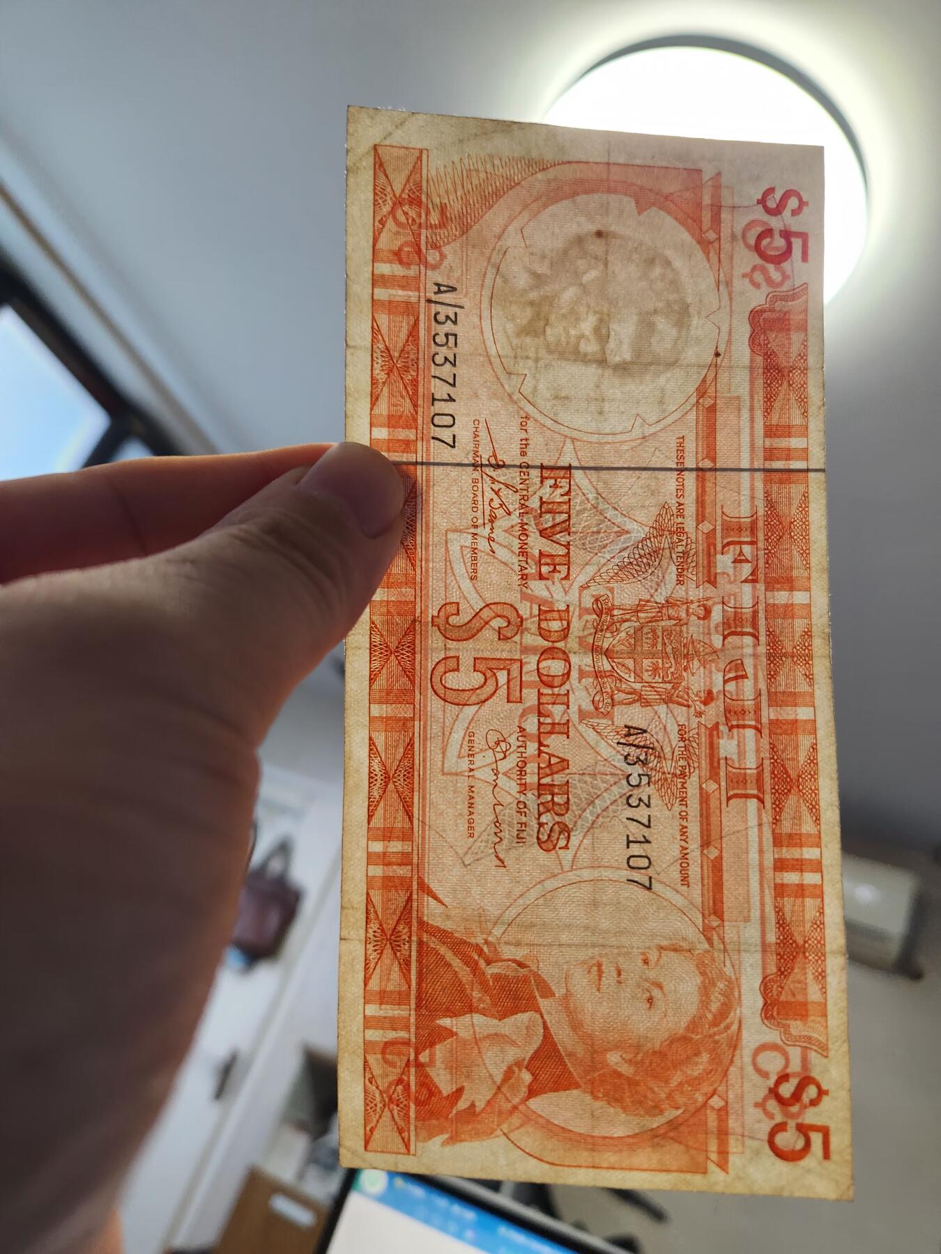 12月27号晚上8点 外国纸币自动截拍第77场 斐济5元原票美品