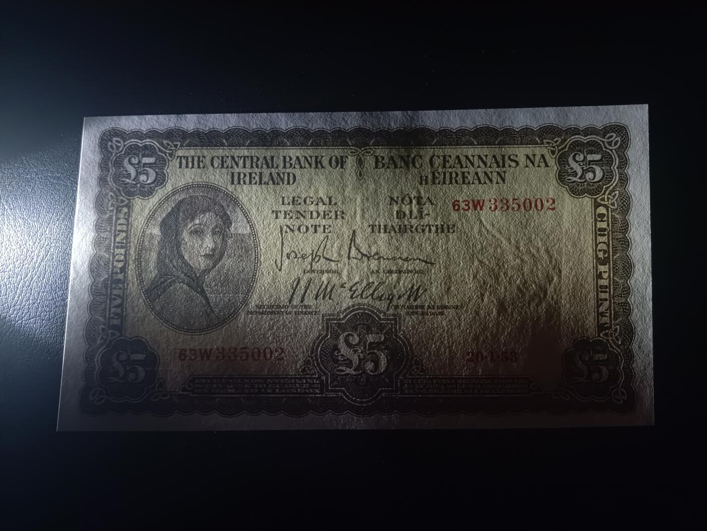 2025十二月第五期，总210期 爱尔兰1953年5镑AUNC无47，早期下方有英爱两国货币互换协议的版本，爱尔兰人格化象征“拉维利夫人”