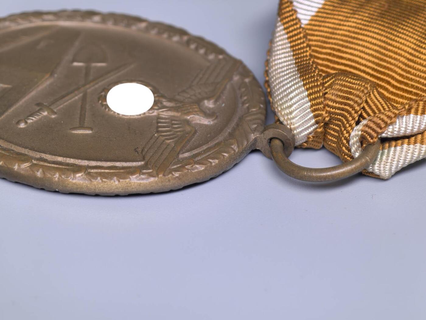 小驴勋章奖章收藏12月27日周六晚六点拍卖（珍爱和平，收藏战争，铭记历史，勿忘国耻，忠党爱国。有偿代拍，送拍规则在简介最后，参拍须阅读规则后再参拍，关系到运费包装发货时效真假辨别等关键信息，拍卖时不再发原图，看大图店主微信码在拍卖店铺介绍里）