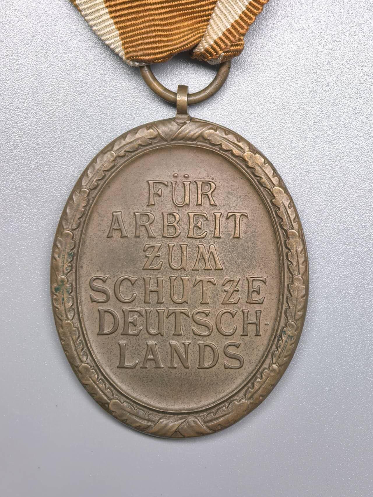 小驴勋章奖章收藏12月27日周六晚六点拍卖（珍爱和平，收藏战争，铭记历史，勿忘国耻，忠党爱国。有偿代拍，送拍规则在简介最后，参拍须阅读规则后再参拍，关系到运费包装发货时效真假辨别等关键信息，拍卖时不再发原图，看大图店主微信码在拍卖店铺介绍里）