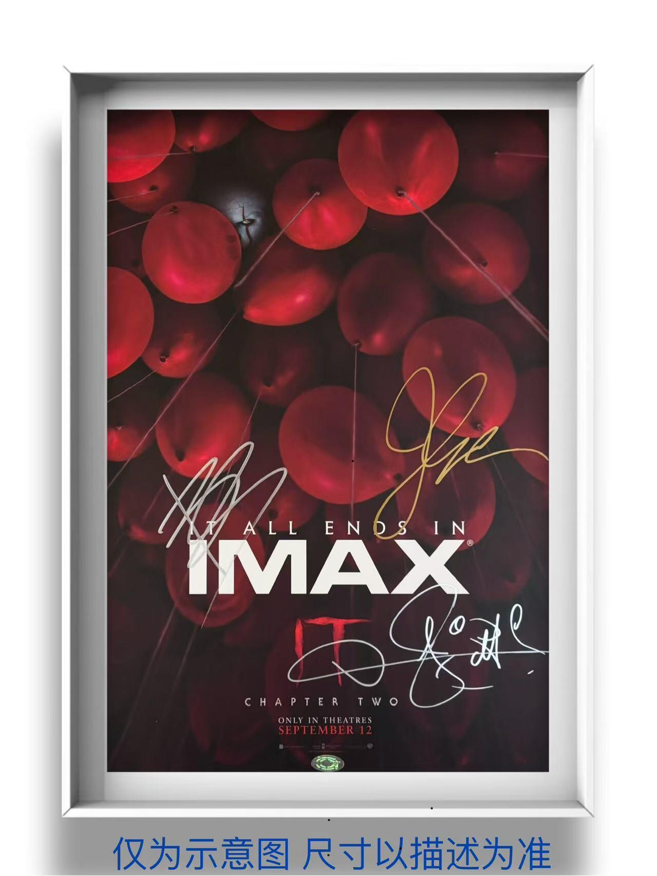 零元拍：导演安德斯·穆斯切蒂和男主角小丑潘尼怀斯扮演者比尔·斯卡斯加德，比尔的扮演者詹姆斯·麦卡沃伊，3人亲笔签名北美版IMAX开催首周限定海报，尺寸：420X285MM，拍品不含装裱