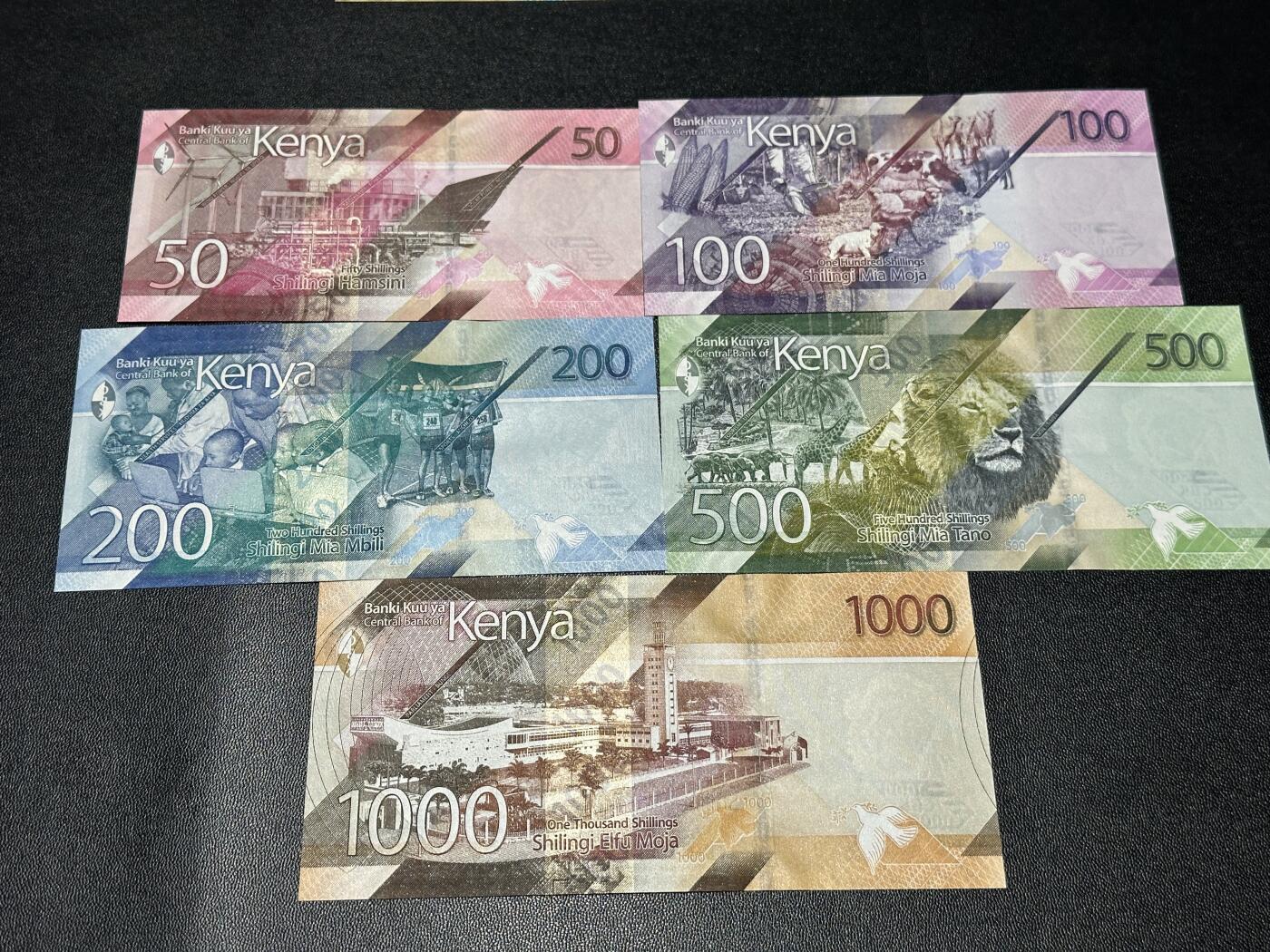 《外钞收藏家》第五百九十七期（年底收官场）（本平台长期征集拍品、欢迎藏友们联系合作） 肯尼亚50-1000面额 五张一起 全新UNC 全部是AA冠 靓号