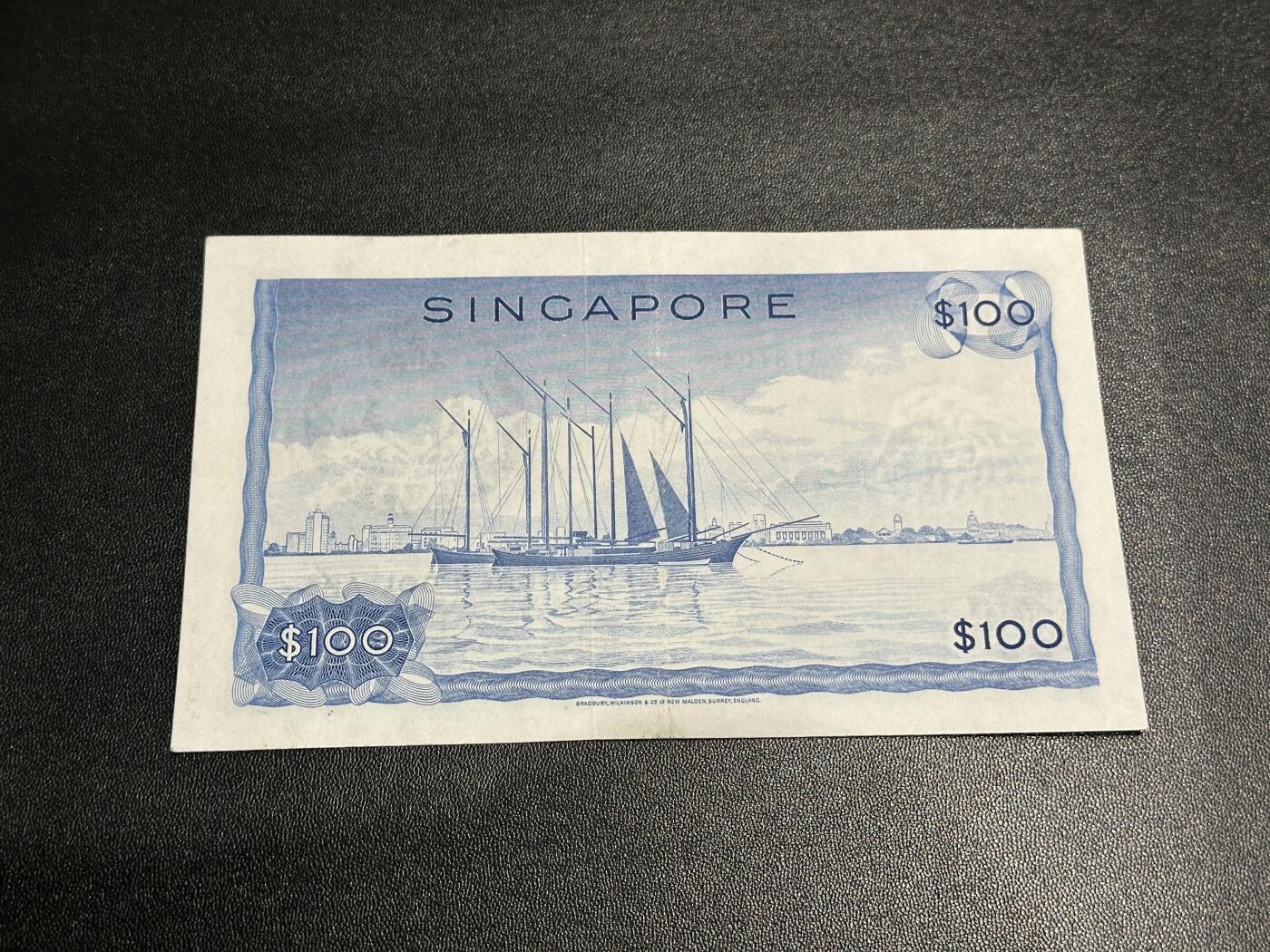 《外钞收藏家》第五百九十七期（年底收官场）（本平台长期征集拍品、欢迎藏友们联系合作） 新加坡花版100元 BWC版精美大票 非全新 品相如图