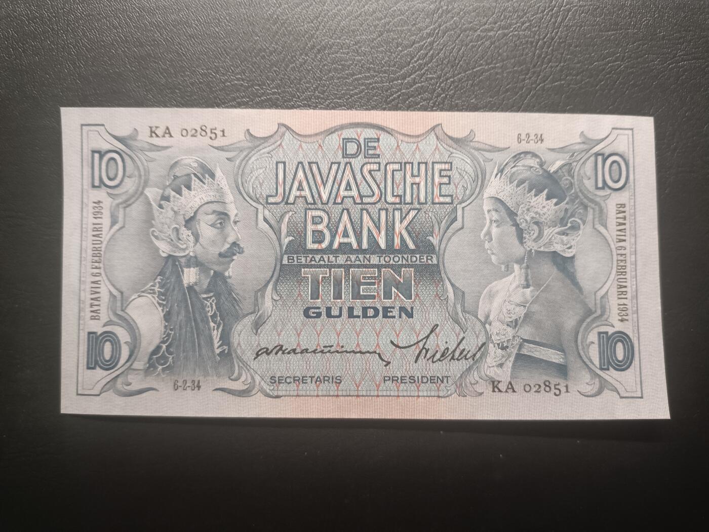 2025十二月第五期，总210期 荷属东印度（现印度尼西亚）1934年10盾AUNC千位号，民族舞蹈和四文告示，稀有早期年份