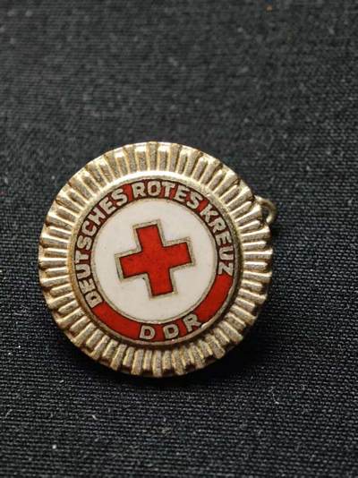 罗岚⭐爱藏⭐甄选专拍第三场-分享拍场赚佣（实体店在建中···） - 民主德国国际红十字会荣誉会员证章 早期五十年代珐琅质