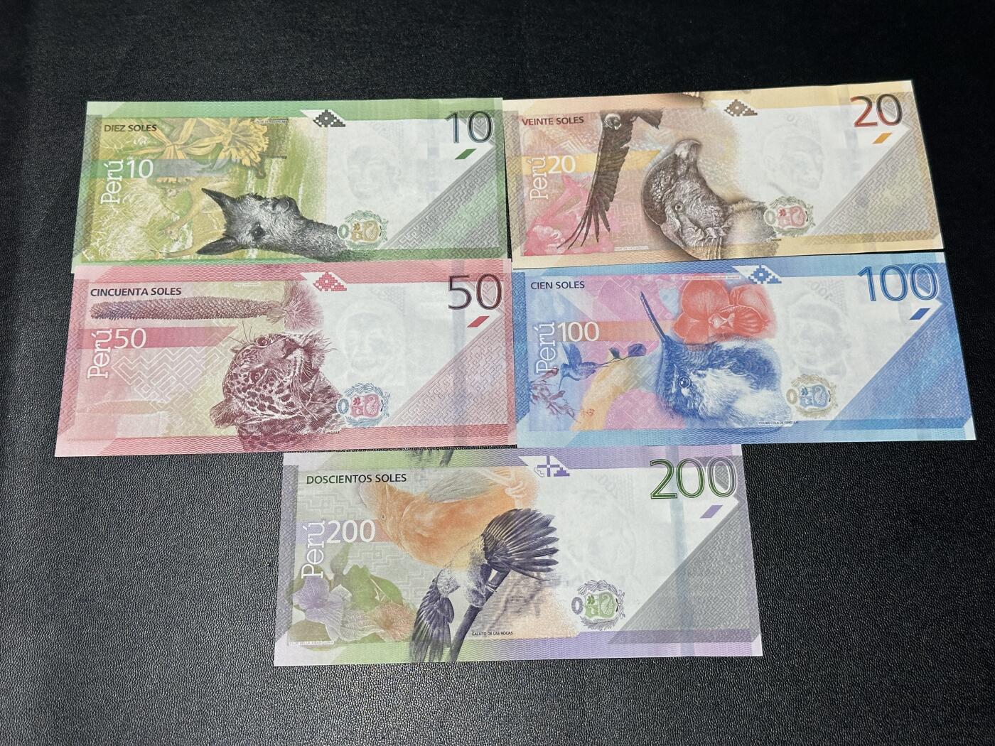 《外钞收藏家》第五百九十七期（年底收官场）（本平台长期征集拍品、欢迎藏友们联系合作） 秘鲁10-200面额 五张一起 全部是AA冠 靓号 全新UNC