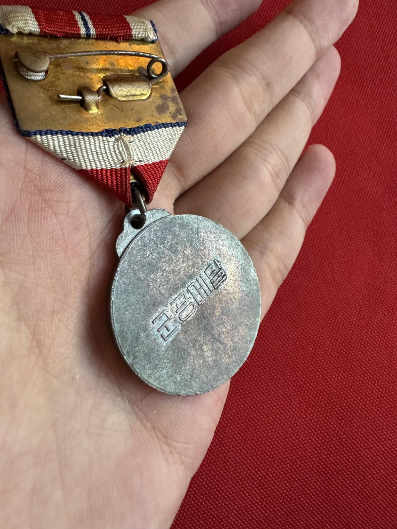 五哥徽章群   27号周六晚上八点4群联拍 银章