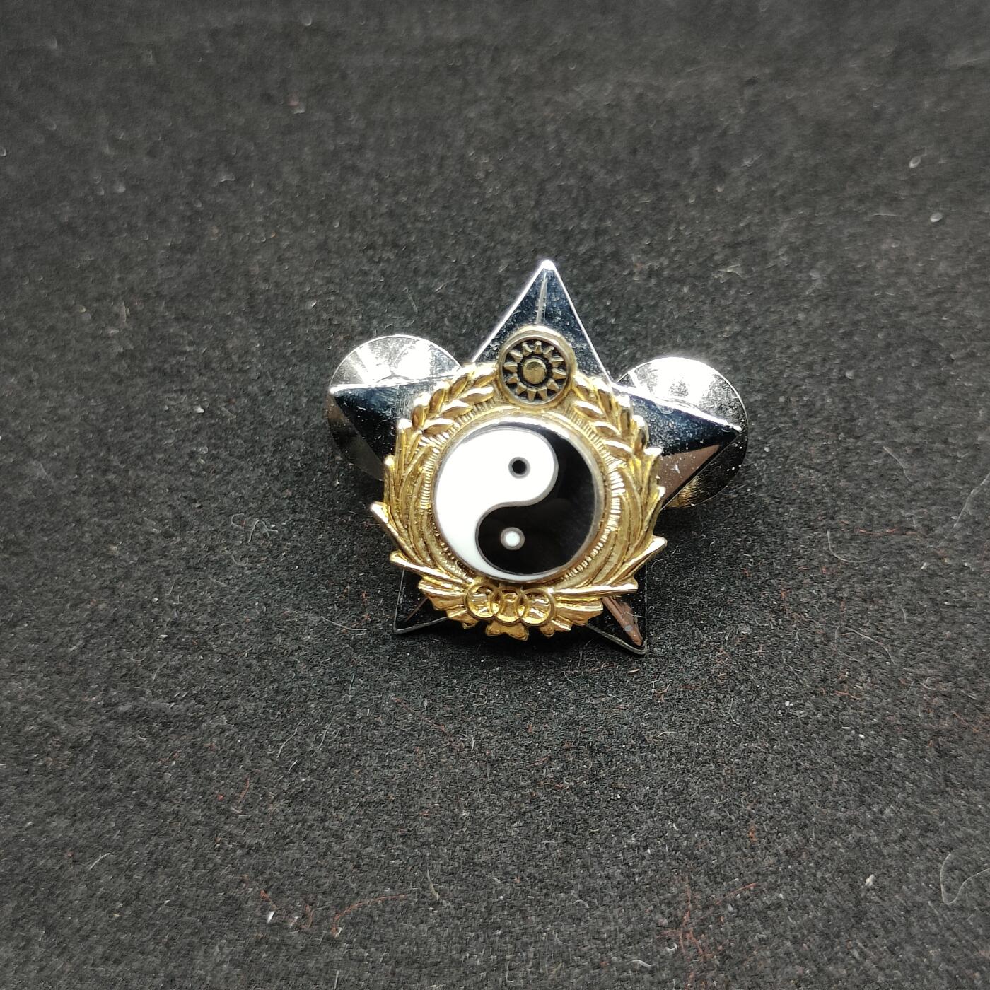 0元起拍勋章 第321期 咸鱼国勋章拍卖专场 12月28日（周日）下午6：00开始 民国国防大学三军战争学院毕业证章