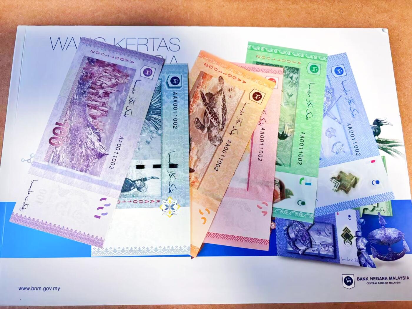 【Blue Auction】世界纸币精拍第768期——18级TOP拍卖/信誉/品质/专业/高效💫 【带册 一组6张全同号AA冠无47】马来西亚1-100林吉特 全新UNC