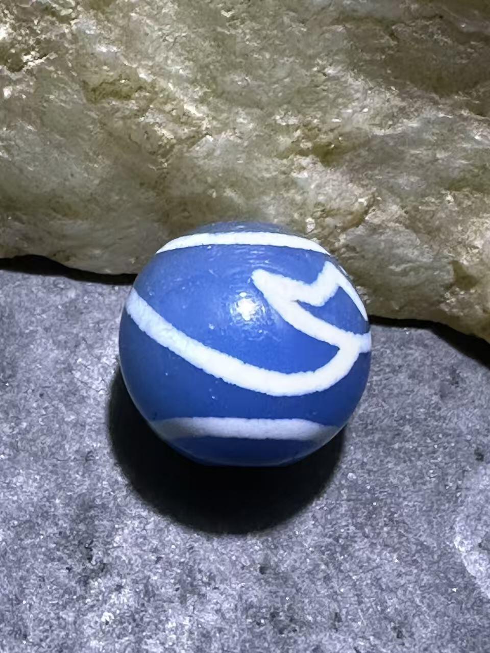 仅此一颗，精美藏传蓝玉髓水莲花天珠一颗，。