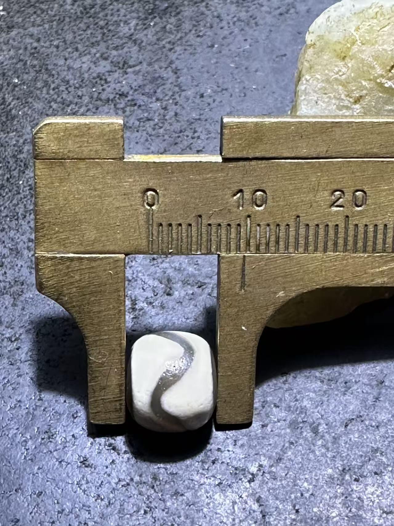 仅此一颗，藏传虎牙随形天珠一颗，！