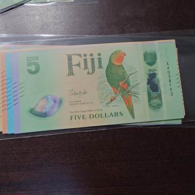 世界钱币～微拍第221期暨2025年第61期  最新货品（群里先挑剩）选购 - 2025年斐济5/10/20/50/100 五张AA冠全同号无47尾号153 全新绝品裸钞