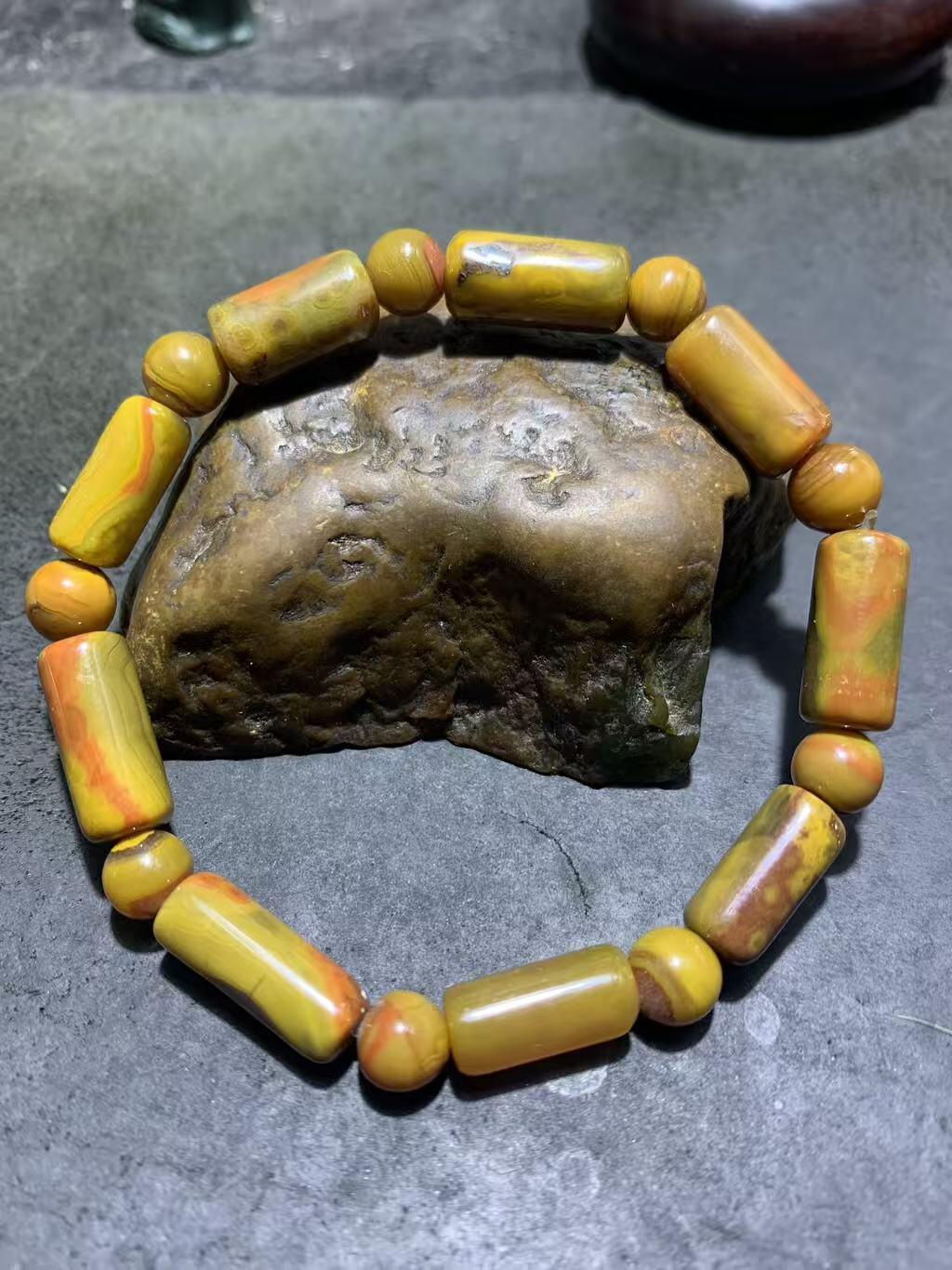 精美战国红玛瑙手串一条。