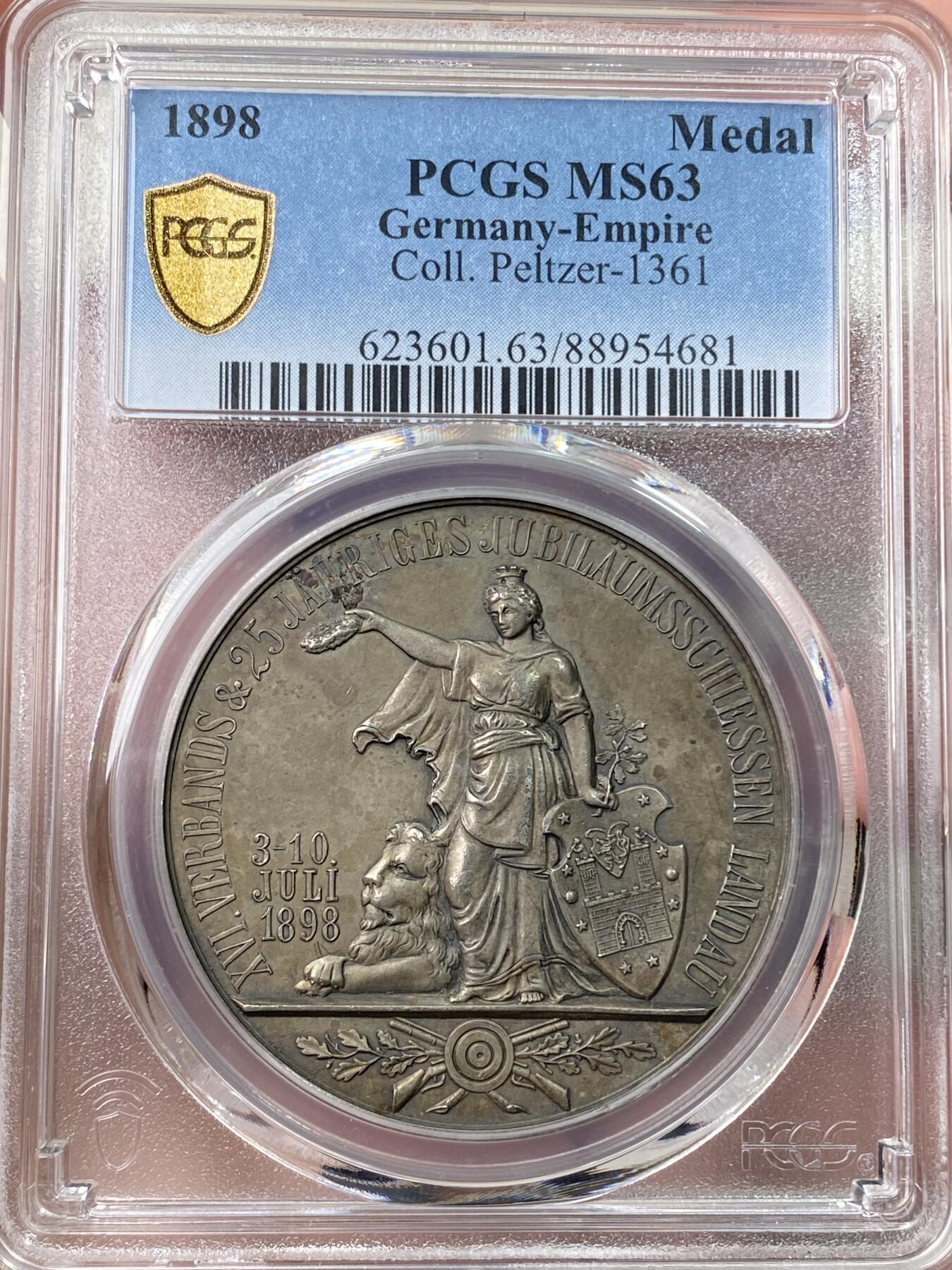 万国钱币拍卖第058期（万国新年大拍） PCGS MS63 1898年德国巴伐利亚兰道-普法尔茨第十六届射击节暨25周年纪念银章 冠军分罕见小邦射击节 正面:日耳曼妮娅女神右手举着胜利桂冠，左手持橡树枝，靠在兰道城市纹章盾徽上，巴伐利亚雄狮趴在她的脚边，底部是射击节标志。背面:王冠，巴伐利亚-兰道-普法尔茨的盾徽，底部是群山中的城市景观，朝阳升起。鸟瞰视角，广阔天地跃然章上。微缩雕刻，极其精细。高浮雕磨砂工艺，热门女神德射，自藏佳品。