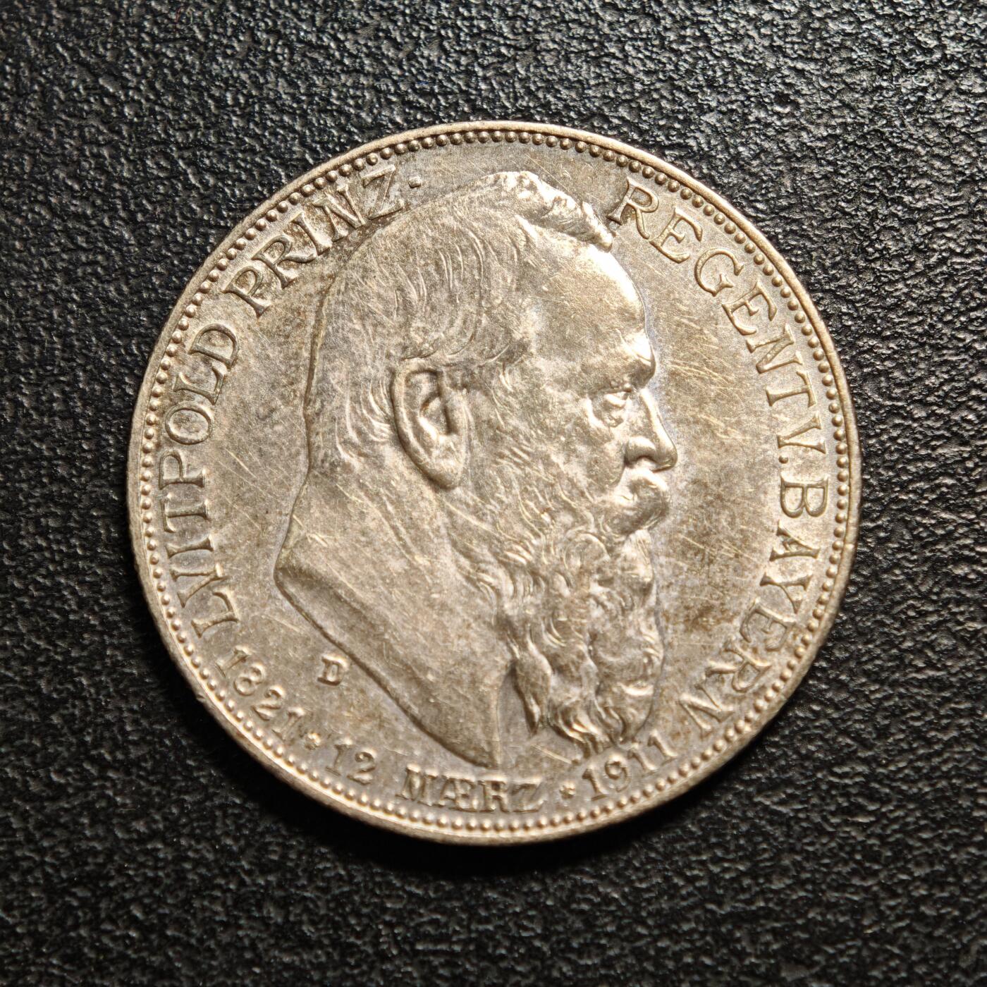 【德藏】世界币章拍卖第159期(元旦专场拍卖) 1911年 德国巴伐利亚慕尼黑利奥波德90大寿5马克/3马克/2马克 一套 原盒 直径约：38mm 33mm 28mm；重约：27.8g 16.6g 11.1g 状态极佳